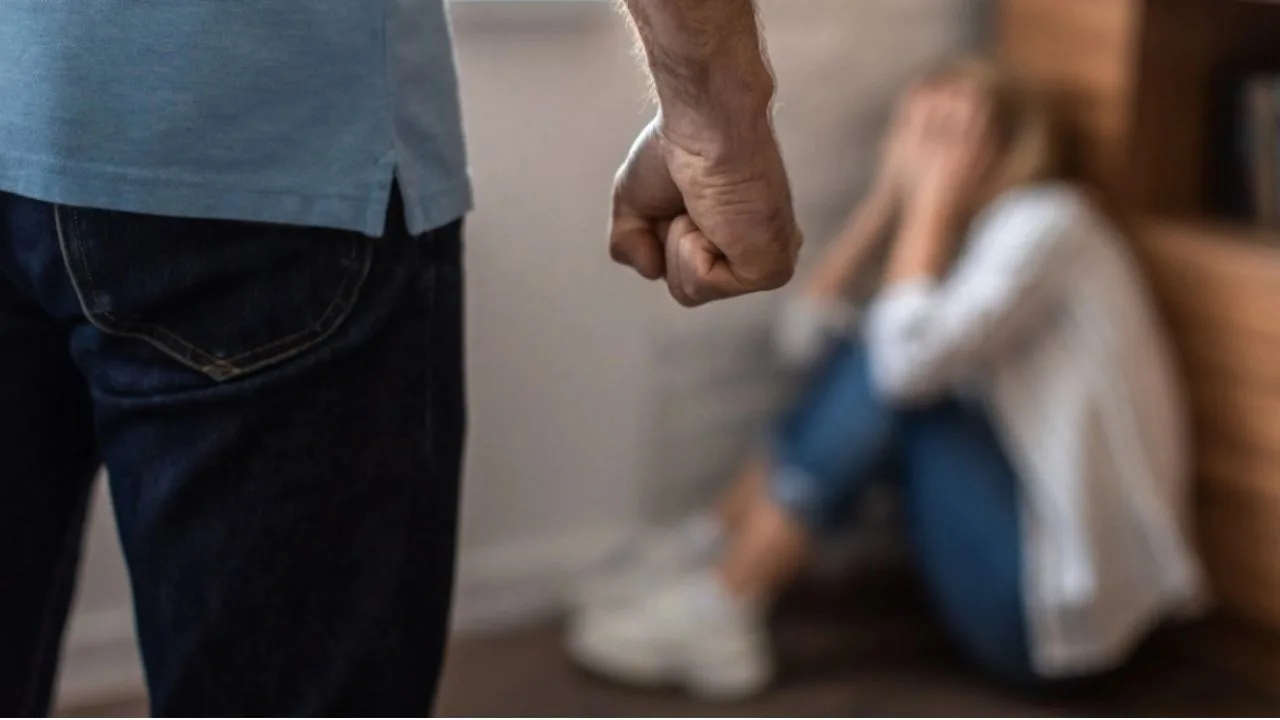 Κορωπί: Τρόμος στο σπίτι – 50χρονος ξυλοκόπησε τη σύντροφό του μπροστά στα παιδιά τους!