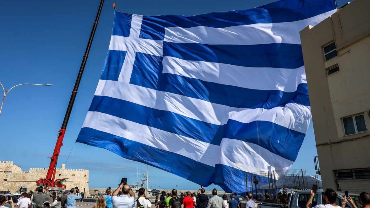 Κρήτη: Υψώθηκε γιγαντιαία ελληνική σημαία 1.440 τ.μ. – Συγκλονιστικές εικόνες περηφάνιας!