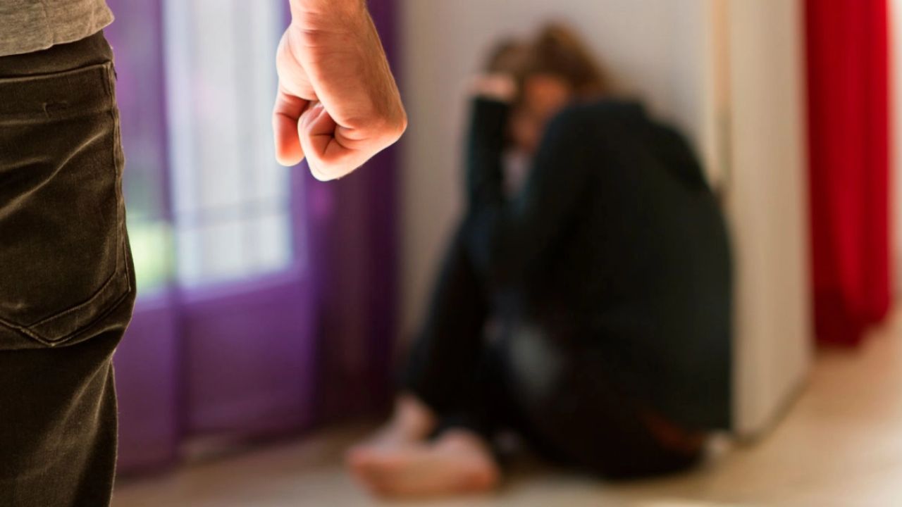 Εφιάλτης στη Θεσσαλονίκη: Πατέρας απείλησε να βγάλει μητέρα και κόρη στην «πιάτσα» — τους έβαλε και το πιστόλι στο τραπέζι
