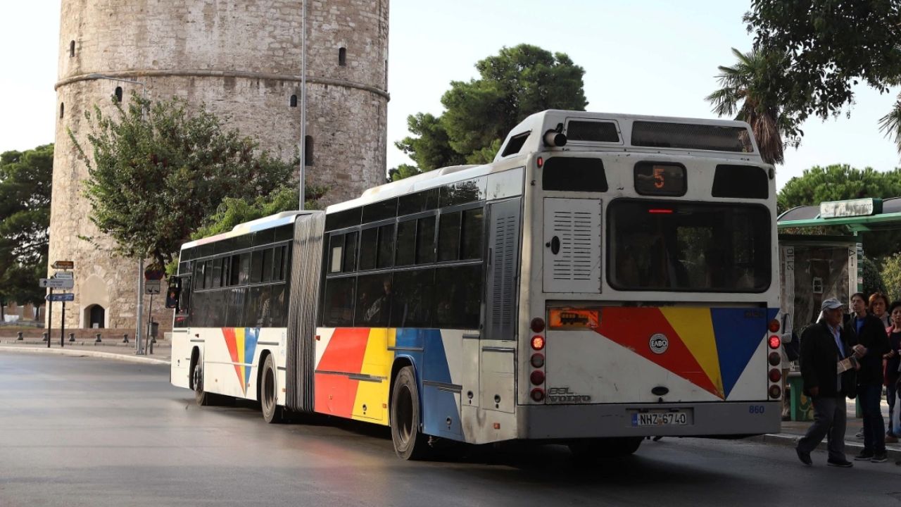Έκλεισε λεωφορείο του ΟΑΣΘ και έσπρωξε αστυνομικούς — προκλητικός οδηγός στη Θεσσαλονίκη
