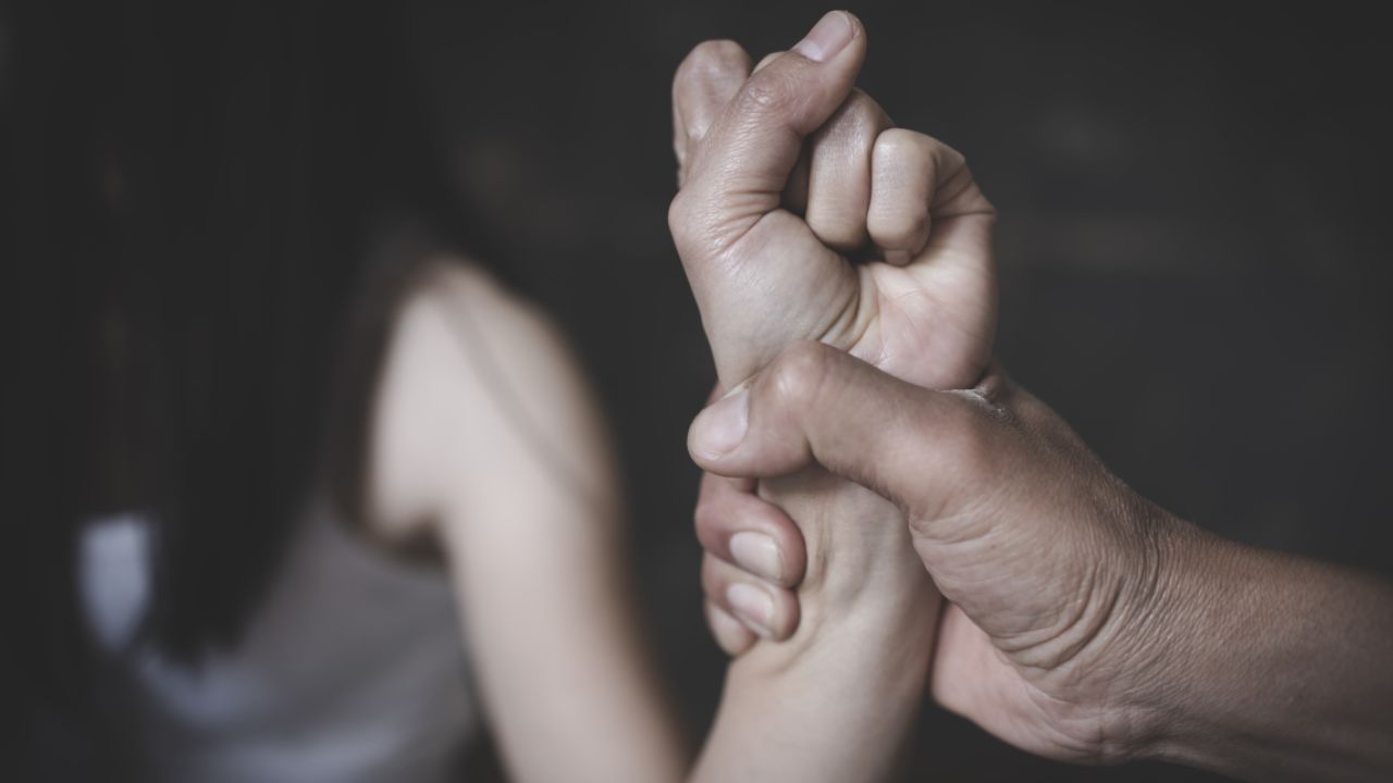 Θεσσαλονίκη: Πατέρας καταδικάστηκε γιατί ξυλοκόπησε την 15χρονη κόρη του μετά από καβγά