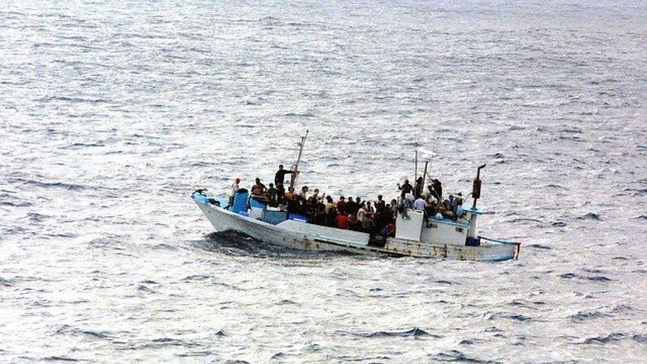 Καλώς τους δεχτήκαμε. Μια «βραδινή» 100άδα λαθρομεταναστών αποβιβάστηκε ανενόχλητη
