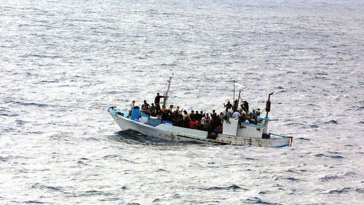 Καλώς τους δεχτήκαμε. Μια «βραδινή» 100άδα λαθρομεταναστών αποβιβάστηκε ανενόχλητη