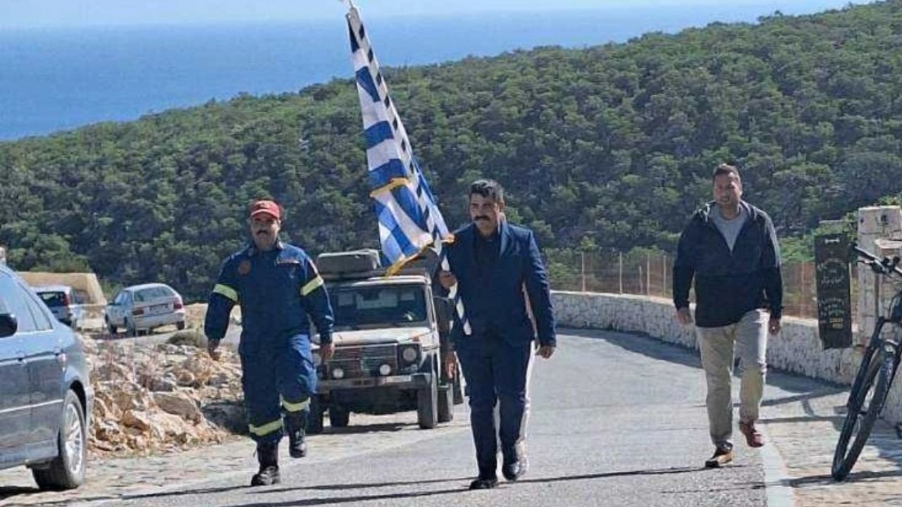 Συγκίνηση στη Γαύδο: Οι κάτοικοι παρέλασαν μόνοι τους, κρατώντας τη σημαία χωρίς μαθητές