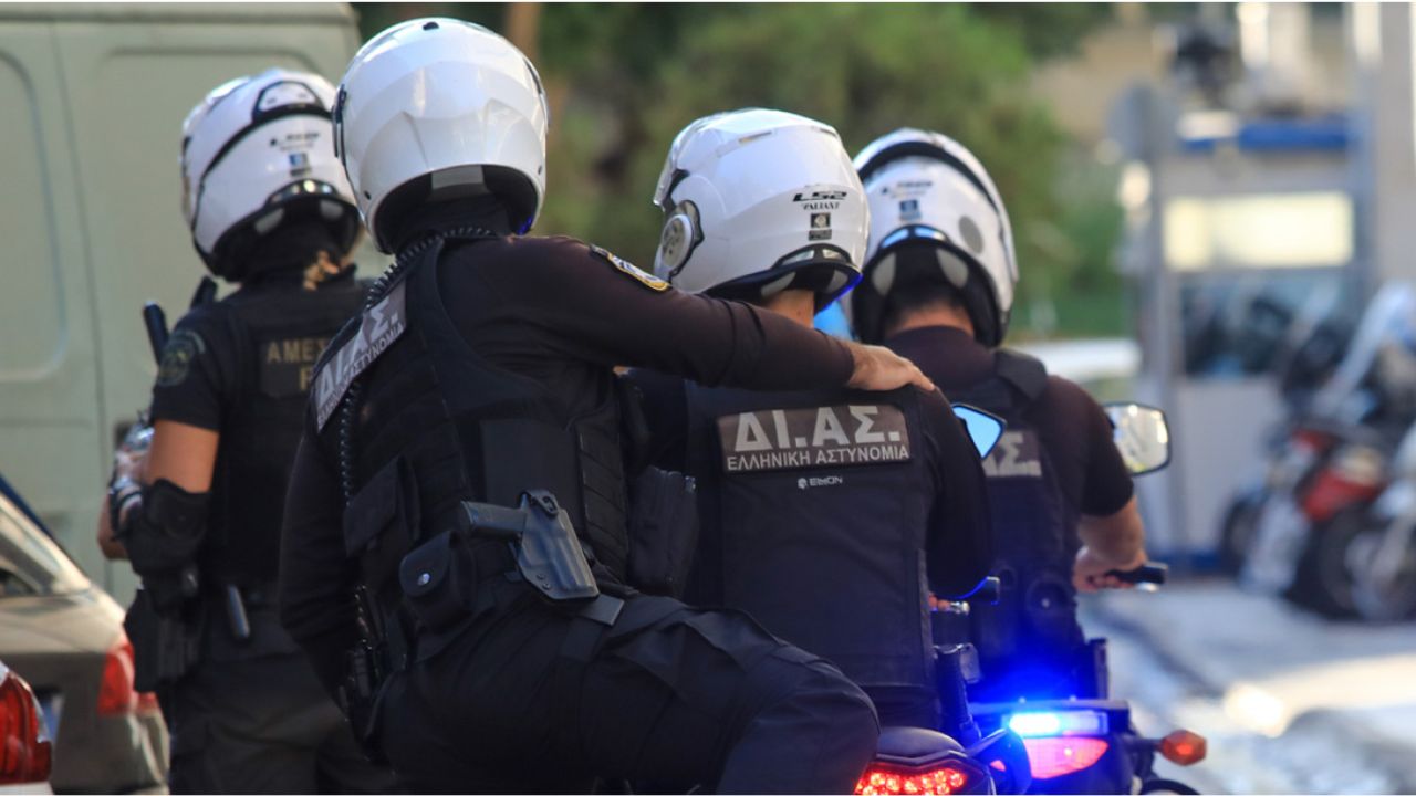 Θεσσαλονίκη: 44χρονος επιτίθεται σε αστυνομικό και δαγκώνει το πόδι του κατά τη σύλληψη