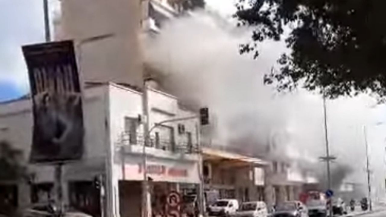 Θεσσαλονίκη σε σοκ: Γυναίκα βρέθηκε χωρίς τις αισθήσεις της σε φλεγόμενο διαμέρισμα στη Νεάπολη – Δραματικές εικόνες από το σημείο