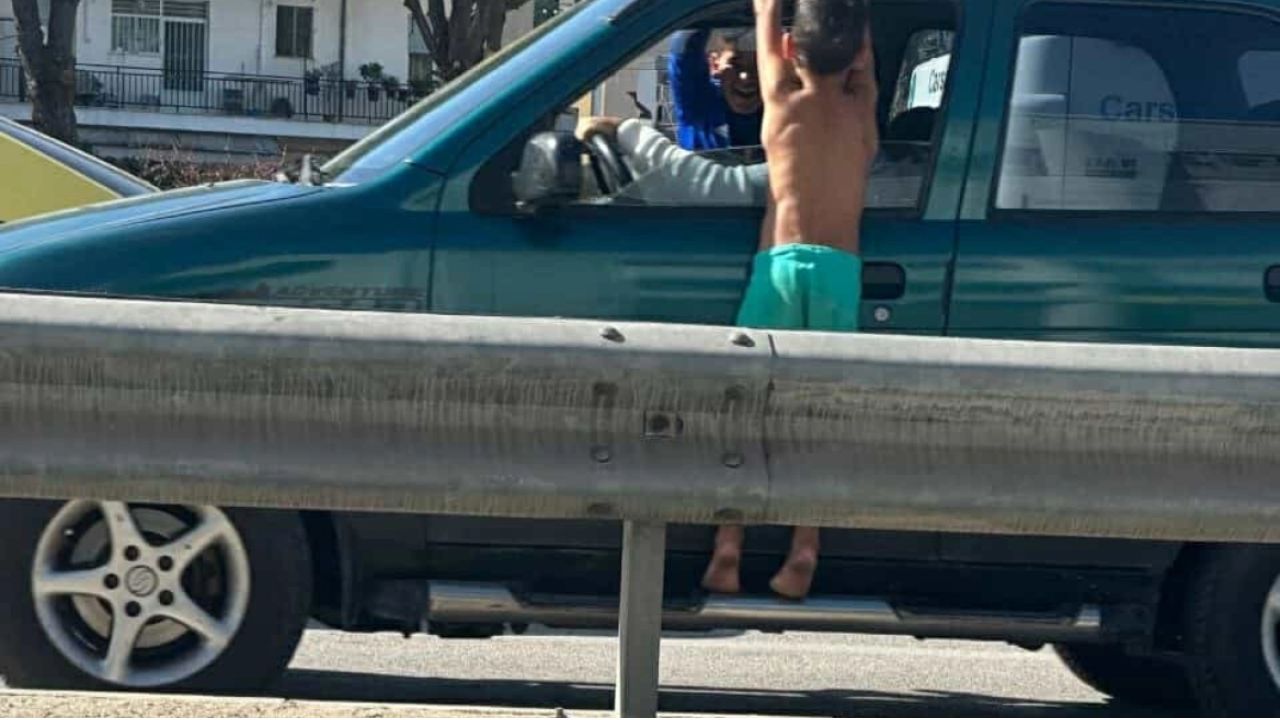 Σοκ στην Πάτρα: Μικροί Ρομά κρεμιούνται από κινούμενα ΙΧ και τρομάζουν τους οδηγούς