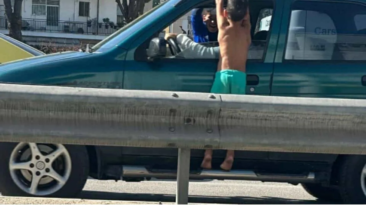 Σοκ στην Πάτρα: Μικροί Ρομά κρεμιούνται από κινούμενα ΙΧ και τρομάζουν τους οδηγούς