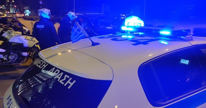 Συνελήφθη πατέρας που προμήθευσε τον ανήλικο γιο του με φωτοβολίδες στις κερκίδες