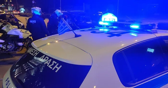 Συνελήφθη πατέρας που προμήθευσε τον ανήλικο γιο του με φωτοβολίδες στις κερκίδες
