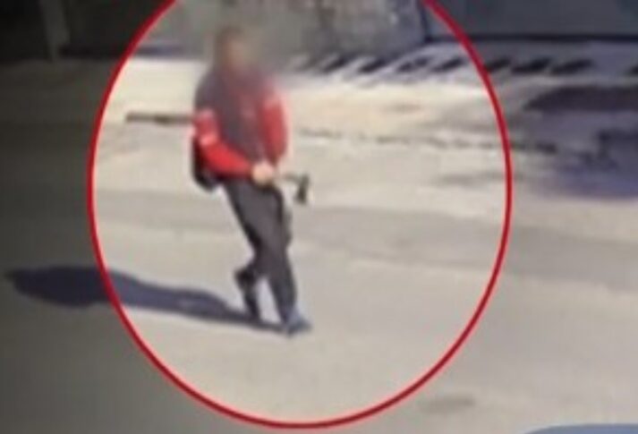 Πανικός στα Βριλήσσια: Άνδρας προκάλεσε ζημιές με τσεκούρι σε κατοικίες και όχημα