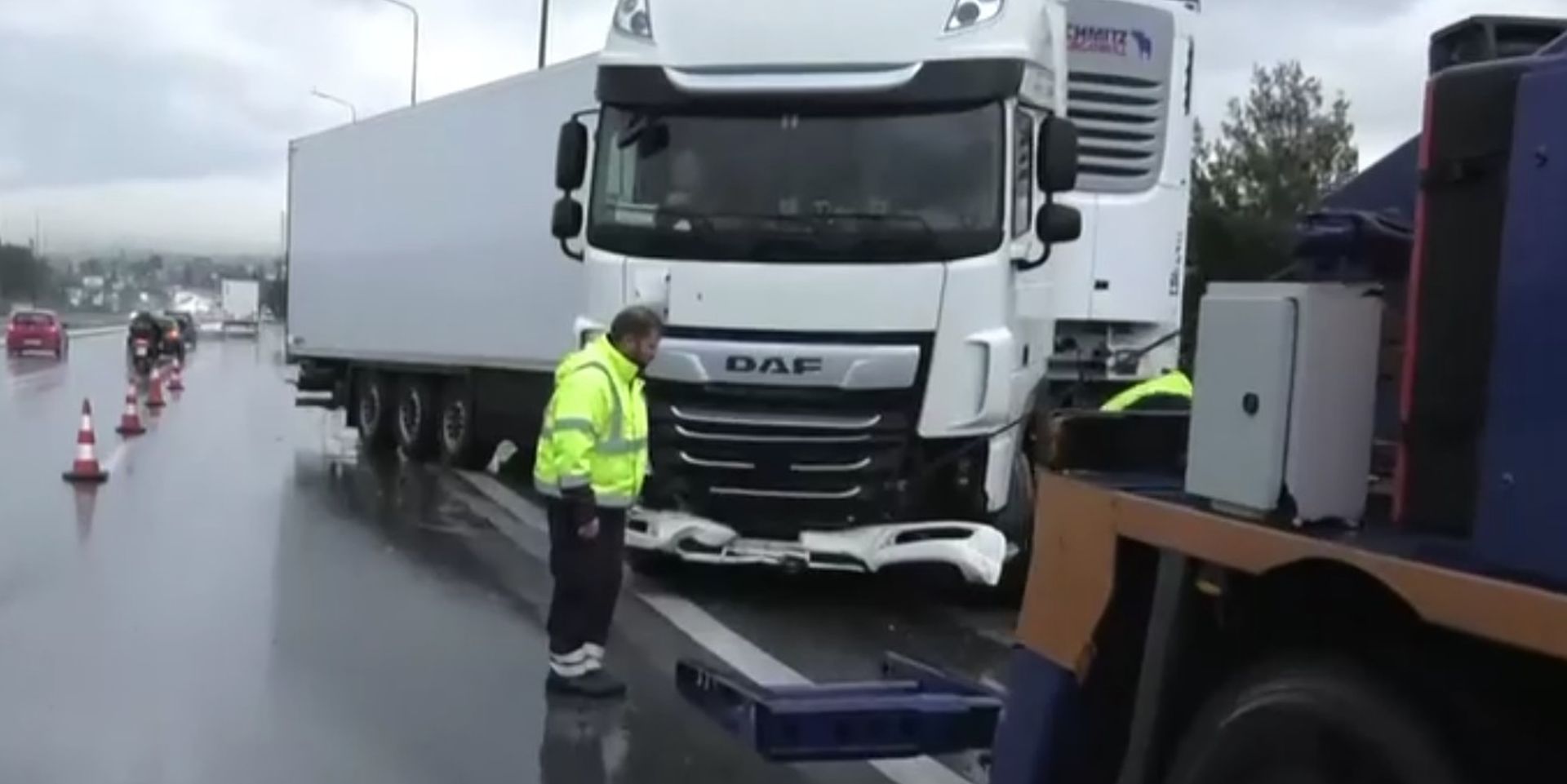 «Χάος» από «τρελή» πορεία νταλίκας στη Θεσσαλονίκη