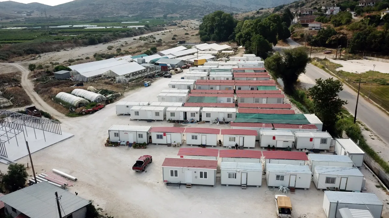 ΤΟΥΣ ΦΛΟΜΩΣΑΝ ΣΤΑ ΨΕΜΑΤΑ ΚΑΙ ΑΚΟΜΑ ΠΕΡΙΜΕΝΟΥΝ!!!ΠΕΝΤΕ ΧΡΟΝΙΑ ΖΟΥΝ ΣΕ ΚΟΝΤΕΙΝΕΡ ΟΙ ΚΑΤΟΙΚΟΙ ΣΕ ΑΡΚΑΛΟΧΩΡΙ ΚΑΙ ΤΥΡΝΑΒΟ
