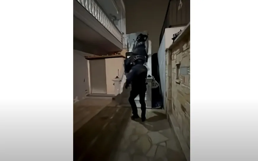 Η στιγμή που αστυνομικοί «εισβάλουν» σε σπίτι σπείρας που εξαπατούσε ηλικιωμένους