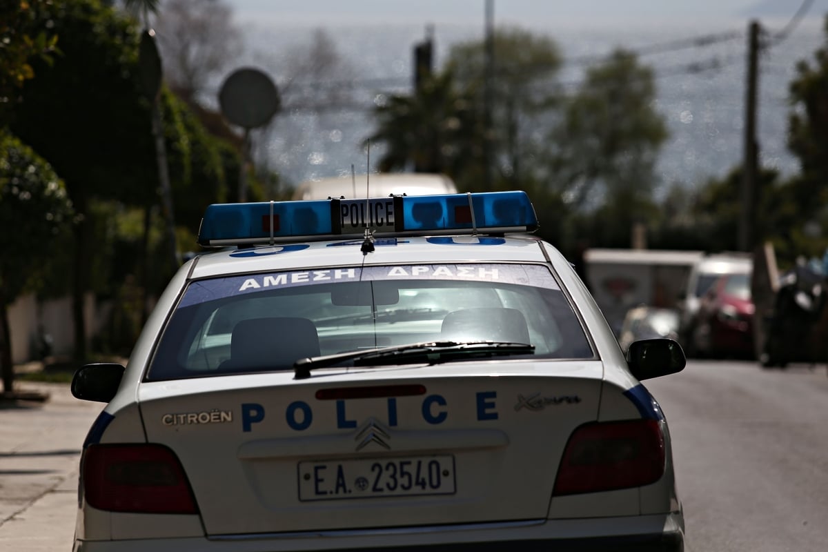 Ταξί παρέσυρε μηχανή με αστυνομικό και τον εγκατέλειψε στη μέση του δρόμου