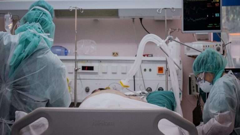 Λεωφορείο παρέσυρε γυναίκα ενώ επιχειρούσε να επιβιβαστεί – Νοσηλεύεται διασωληνωμένη