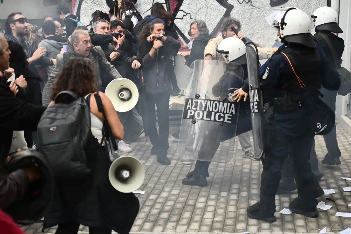 Επεισόδια με εκπαιδευτικούς έξω από την Πρωτοβάθμια Αθηνών