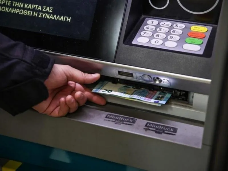 ΤΟ ΝΕΟ ΚΟΛΠΟ ΤΩΝ ΑΠΑΤΕΩΝΩΝ ΣΤΑ ΑΤΜ ΜΕ ΤΟ «ΞΕΧΑΣΜΕΝΟ» ΧΑΡΤΟΝΟΜΙΣΜΑ