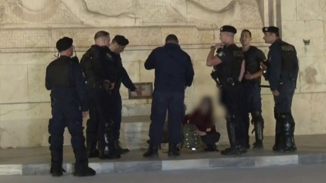 Σάλος στο Σύνταγμα: Γυναίκα απομακρύνθηκε από το Μνημείο του Αγνώστου Στρατιώτη