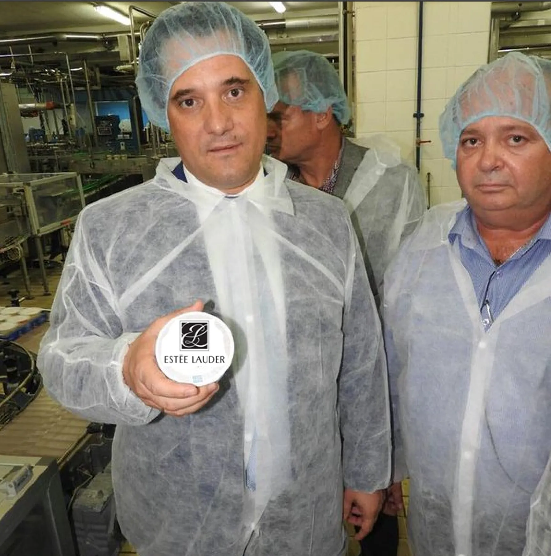 ΠΡΟΚΑΛΕΙ Ο ΑΔΩΝΗΣ ΓΕΩΡΓΙΑΔΗΣ ΤΟΝ ΕΛΛΗΝΑ ΠΟΥ ΥΠΟΦΕΡΕΙ: ” ΚΑΙ ΜΑΛΛΙΑ ΕΒΑΛΑ ΚΑΙ ΜΠΟΤΟΞ ΕΚΑΝΑ , ΒΑΖΩ ΚΑΙ ΚΡΕΜΕΣ..”