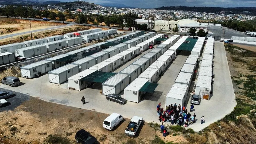 Αρκαλοχώρι: 500 άνθρωποι σε κοντέινερ — η πολιτεία ακόμη αργεί να δράσει