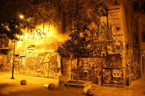 Εξάρχεια: 36χρονη σώθηκε παρά τρίχα από ηλικιωμένο άνδρα που πήγε να τη βιάσει