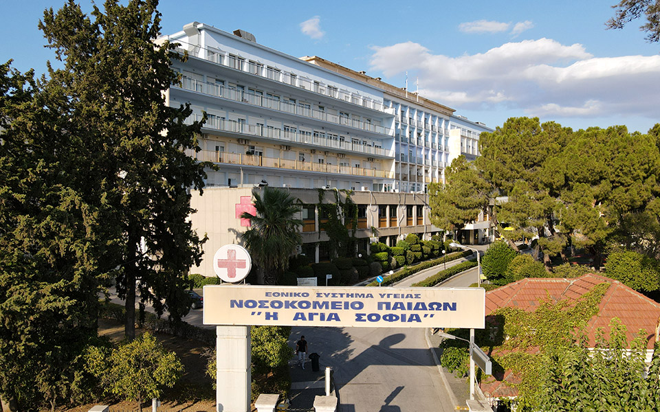 Με τα παιδιά της στο «Παίδων» η γυναίκα που δέχτηκε άγριο ξυλοδαρμό