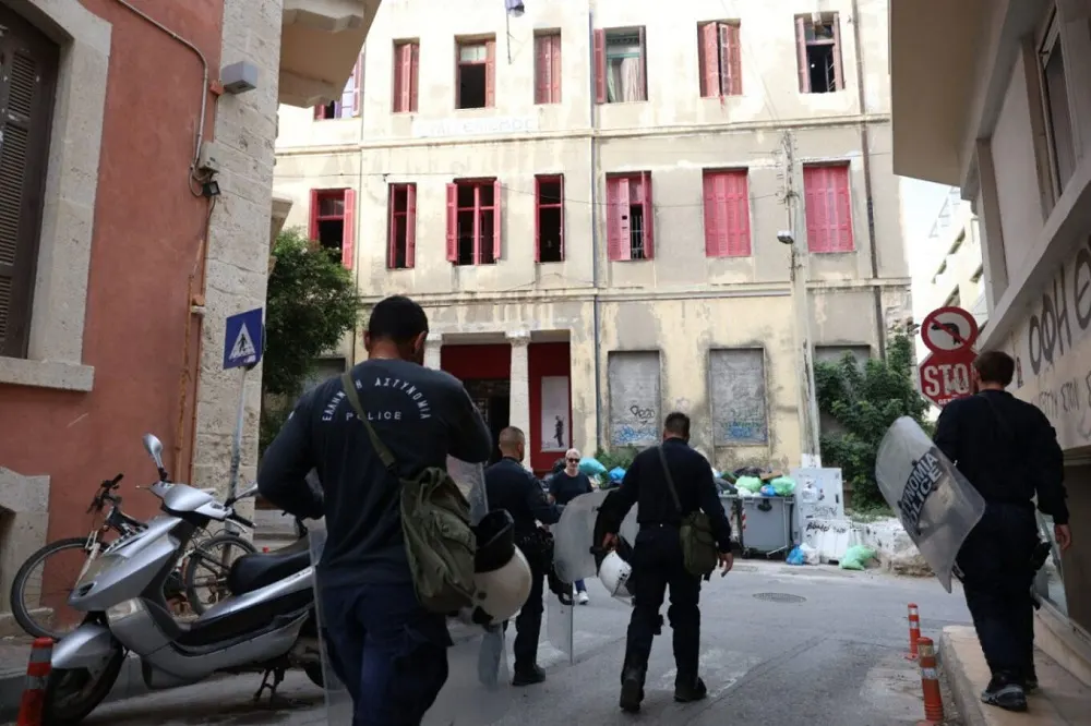 Αστυνομική έφοδος σε κατάληψη με την συμμετοχή Ε.Κ.Α.Μ.