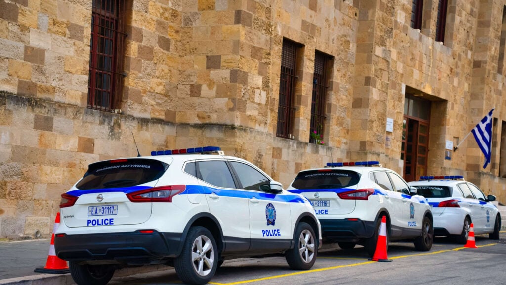 Ηράκλειο: Ημίγυμνος αλλοδαπός έσπασε τζαμαρίες σε σούπερ μάρκετ! (ΕΙΚΟΝΕΣ)