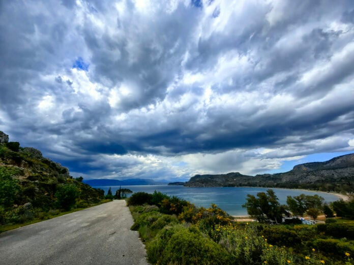 Μεταβολή του καιρού την Κυριακή: Τοπικές βροχές και χιόνια σε ορεινές περιοχές