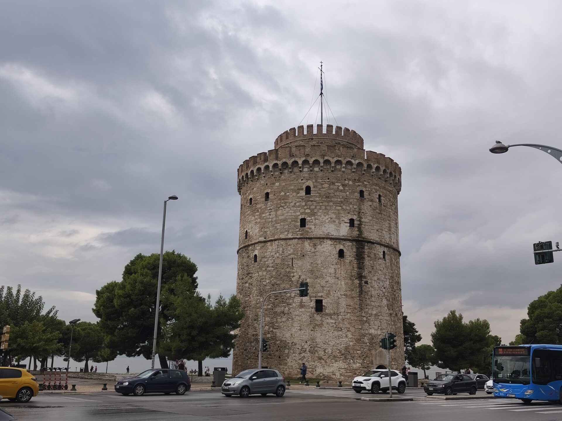 ΣΦΡΑΓΙΣΑΝ ΤΟΝ ΛΕΥΚΟ ΠΥΡΓΟ ΓΙΑΤΙ ΦΟΒΟΥΝΤΑΙ ΑΚΤΙΒΙΣΤΙΚΕΣ ΔΙΑΜΑΡΤΥΡΙΕΣ