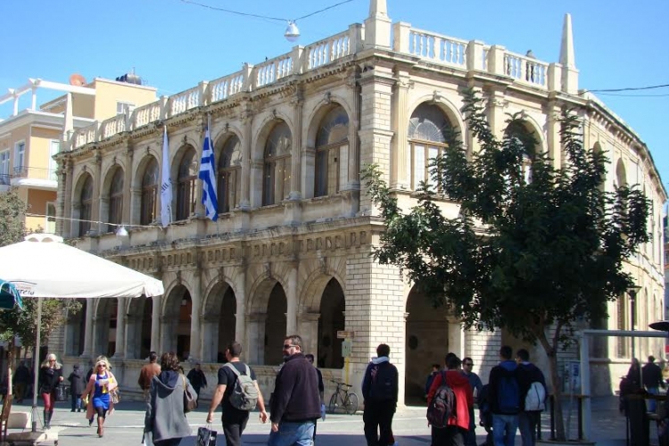 ΧΑΜΟΣ: Έπεσε η σκεπή πάνω στα κεφάλια τους σε δημαρχείο – Από θαύμα γλίτωσαν οι υπάλληλοι