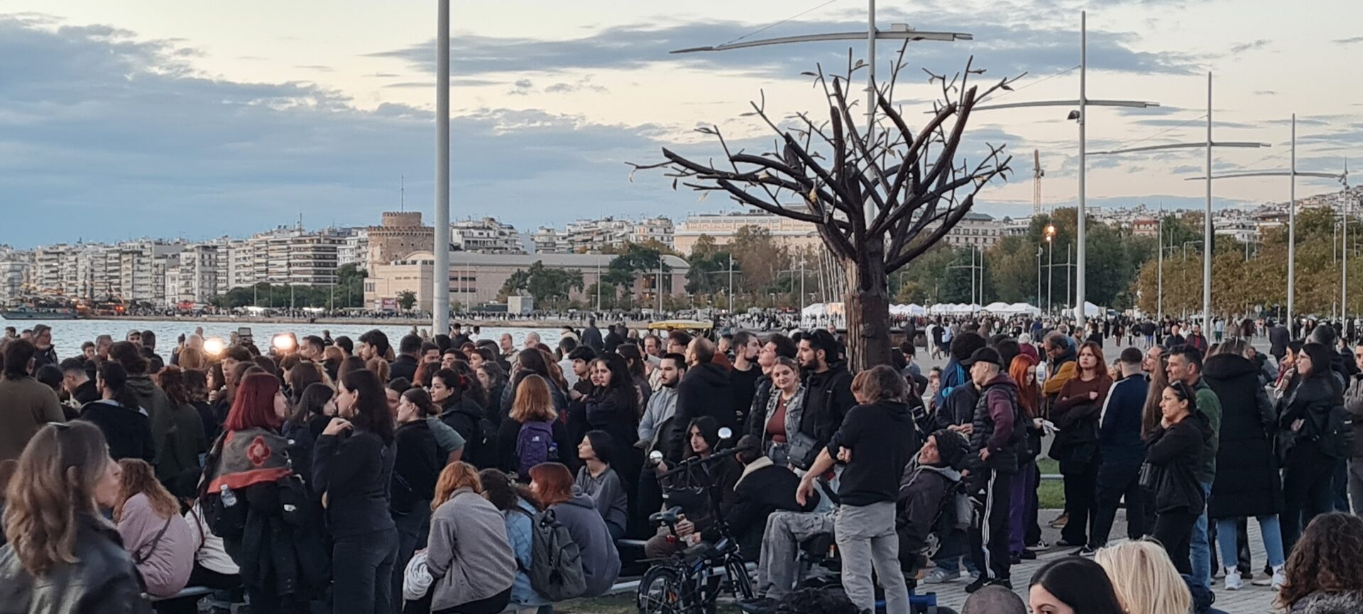 Ο ΚΟΣΜΟΣ ΕΔΩΣΕ ΒΡΟΝΤΕΡΟ ΠΑΡΟΝ ΚΑΙ ΣΗΜΕΡΑ ΣΤΟ “ΔΕΝΤΡΟ ΤΗΣ ΜΝΗΜΗΣ”