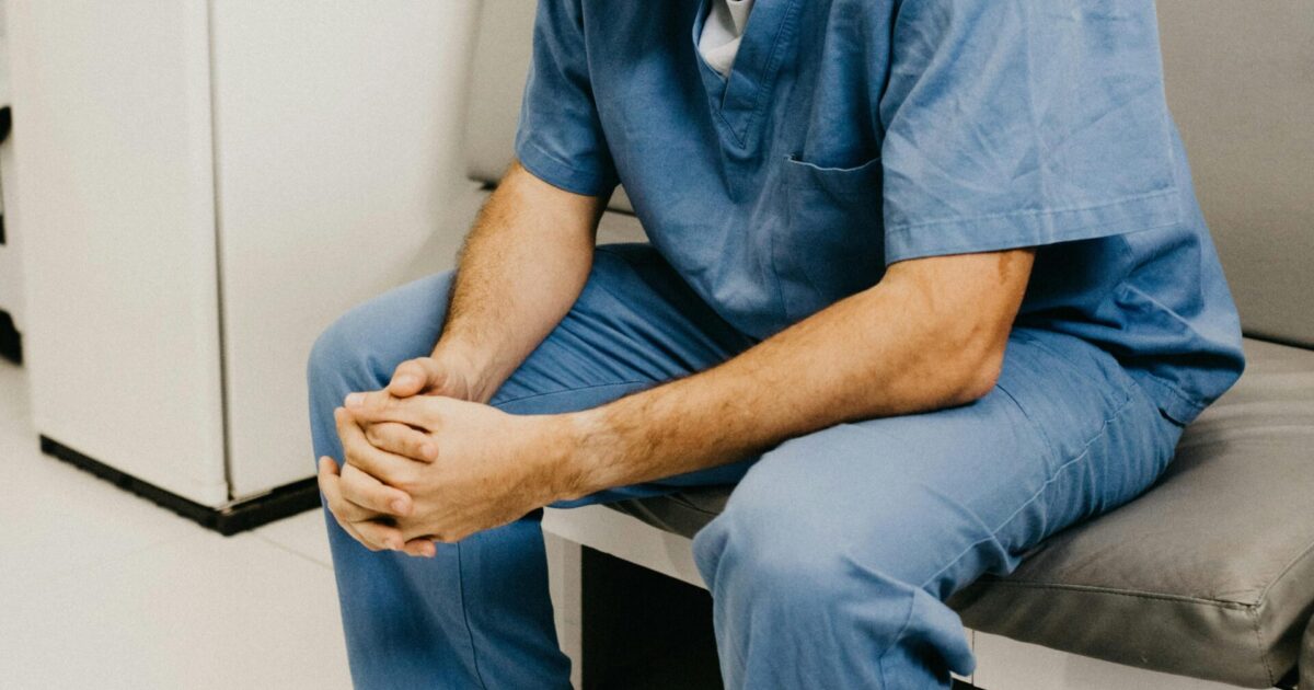 Συνελήφθη νοσηλευτής που είχε στο σπίτι του «μίνι -οπλοστάσιο»