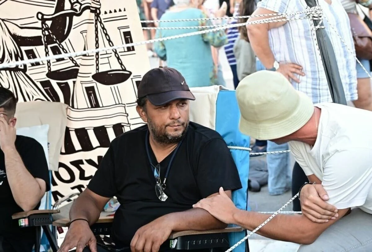 ΕΚΑΒ για Πάνο Ρούτσι: Παρακoλουθείται η κατάσταση της υγείας του, αρνείται ιατροφαρμακευτική φροντίδα