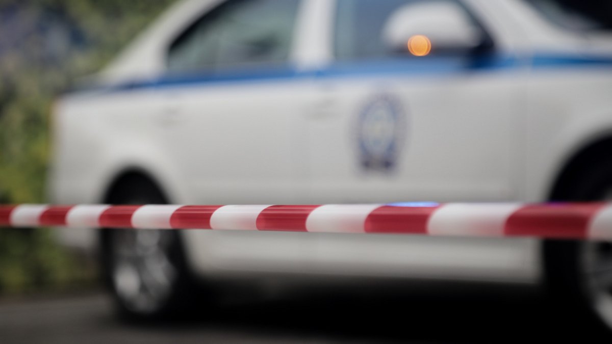 «Σοκ» στην Φωκίδα: Απανθρακωμένος άνδρας σε καμένο όχημα, παράλληλη πυρκαγιά στο σπίτι του