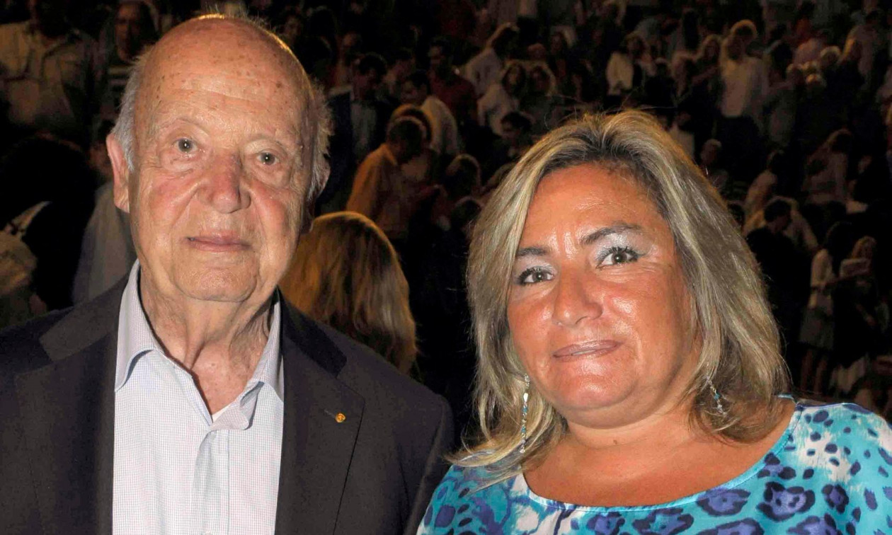 ΕΝΑΣ ΧΡΟΝΟΣ ΧΩΡΙΣ ΤΟΝ ΜΙΜΗ ΠΛΕΣΣΑ:” ΣΤΑΜΑΤΗΣΑΝ ΤΟΥ ΡΟΛΟΓΙΟΥ ΟΙ ΔΕΙΚΤΕΣ” ΓΙΑ ΤΗΝ ΣΥΖΥΓΟ ΤΟΥ ΚΑΙ ΓΙΑ ΤΟ ΕΛΛΗΝΙΚΟ ΤΡΑΓΟΥΔΙ