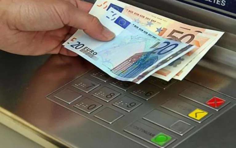 ΟΠΕΚΑ: Καταβάλλονται τα επιδόματα Οκτωβρίου – Οι δικαιούχοι