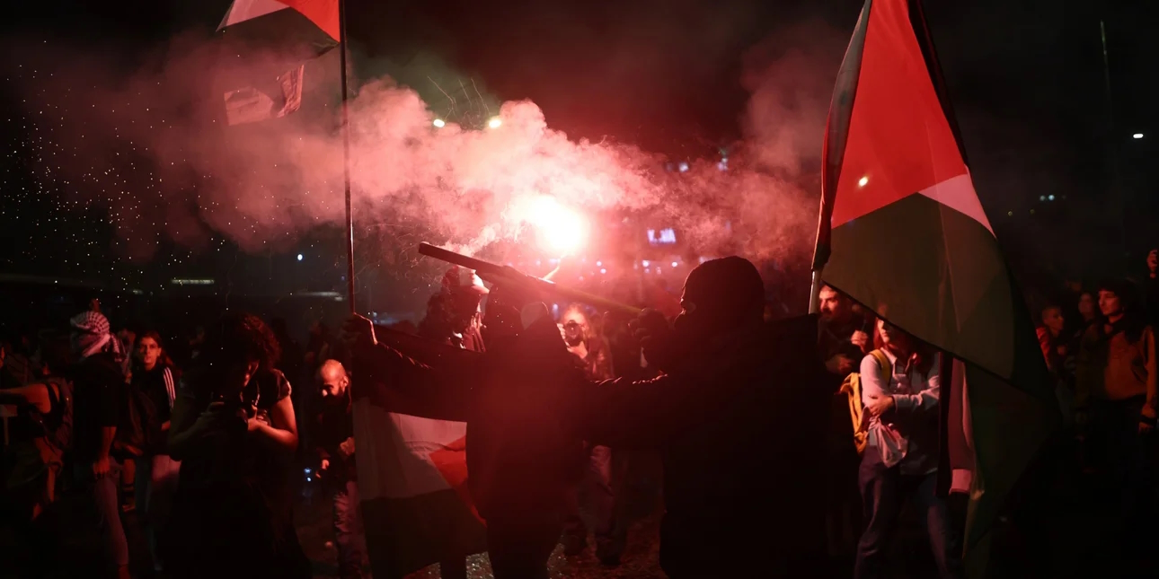 Σκηνές έντασης στην Πανόρμου – Κουκουλοφόροι πέταξαν μολότοφ στα ΜΑΤ