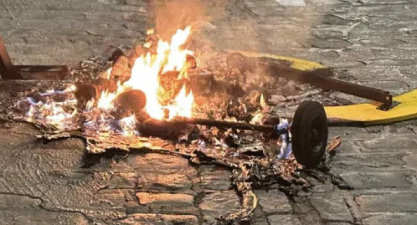 Κουκουλοφόροι μετέτρεψαν δρόμο της Θεσσαλονίκης σε πεδίο μάχης, πυρκαγιές δίπλα σε νοσοκομείο (ΒΙΝΤΕΟ)