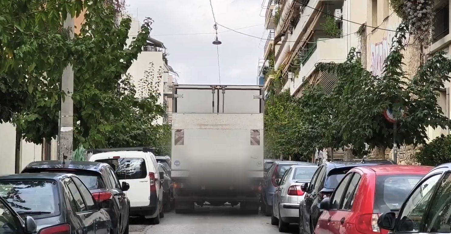 Χάος στα Εξάρχεια: Φορτηγό «σφήνωσε» στην Καλλιδρομίου προκαλώντας φθορές σε εννέα αυτοκίνητα