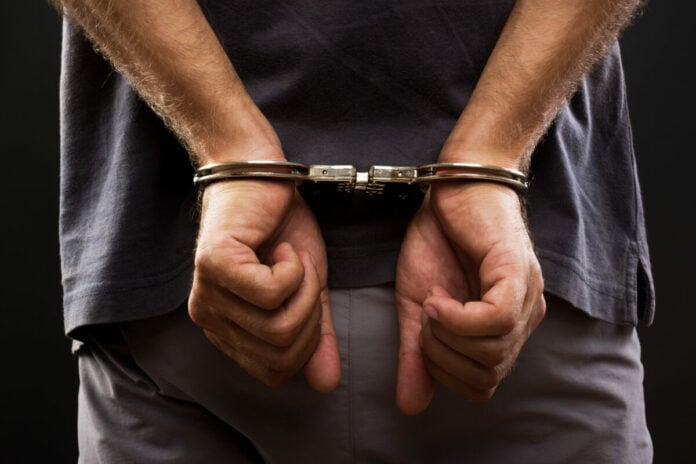 Συνελήφθη Αιγύπτιος που έκανε άσεμνες πράξεις έξω από σπίτι γυναίκας