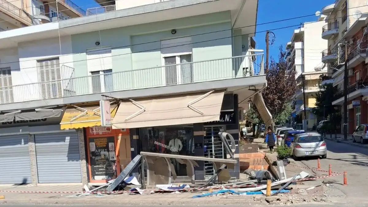 Εύοσμος: Νεαρή οδηγός πήρε «αμπάριζα» στάση λεωφορείου
