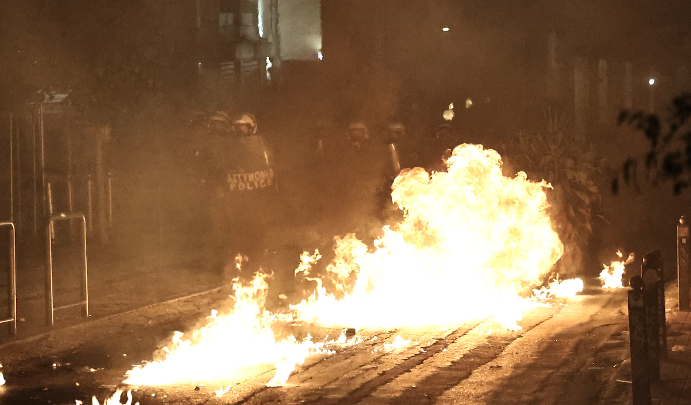 Εξάρχεια: Επεισόδια με μολότοφ και χημικά!!