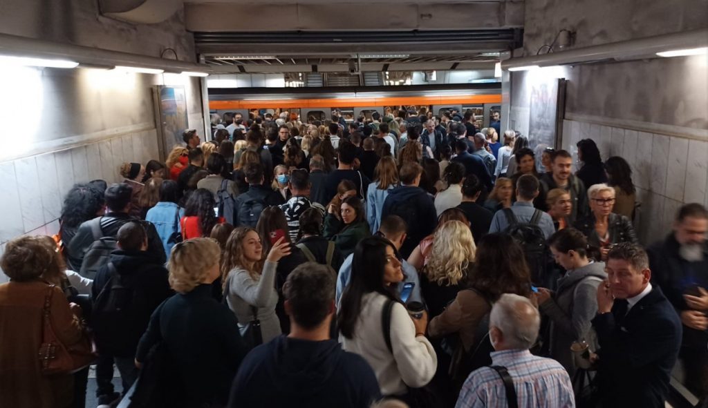 ΜΕΤΡΟ- Εξευτελίζουν τους Έλληνες – Σαν σαρδέλες στους σταθμούς