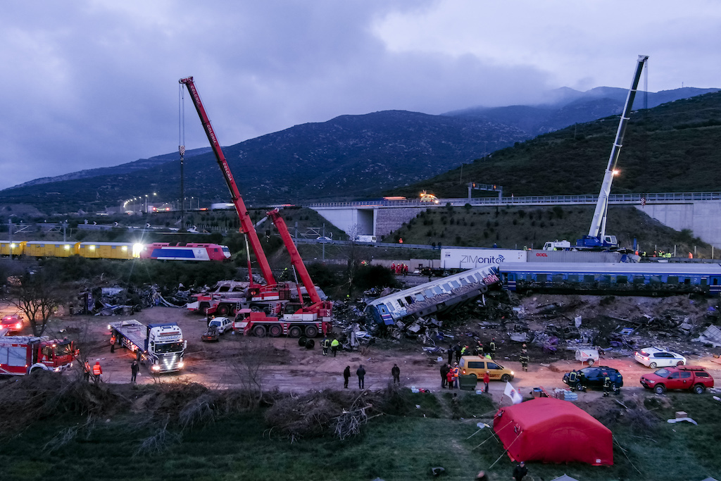Τέμπη |  Πατέρας θύματος σέρνει στα δικαστήρια Siemens, Bayer, ΟΣΕ και Hellenic Train!