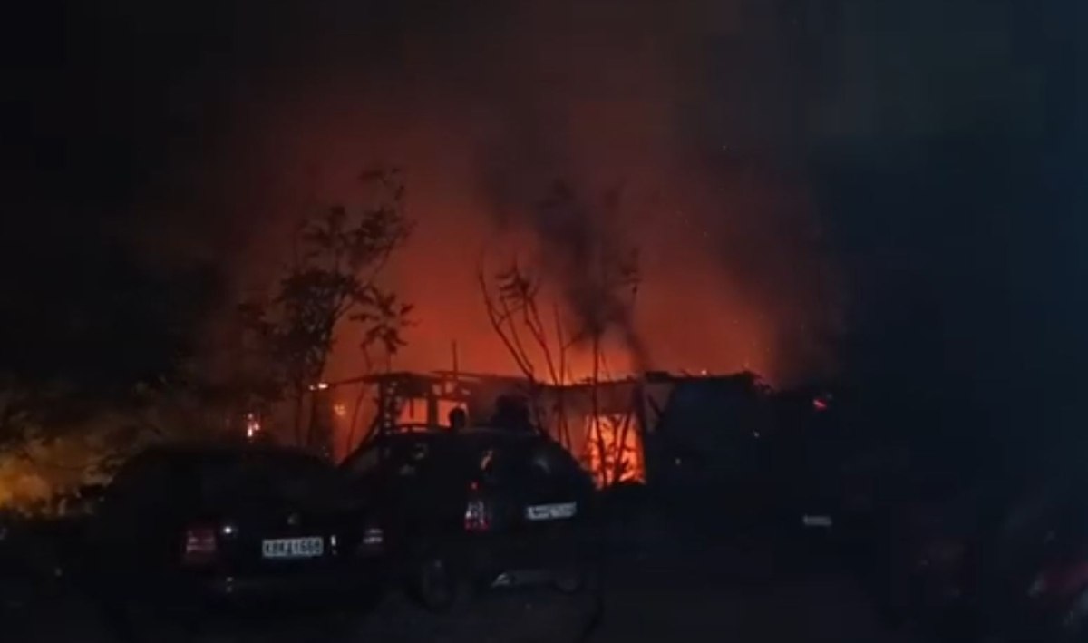 Θεσσαλονίκη: Στις φλόγες εγκαταλελειμμένο κτίριο στην παλιά Λαχαναγορά – Συναγερμός στην Πυροσβεστική