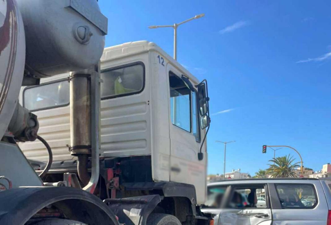 Σύγκρουση ΙΧ με μπετονιέρα – «Άγιο» είχε η οδηγός – Στο αυτοκίνητο «επέβαινε» και ανήλικο παιδί