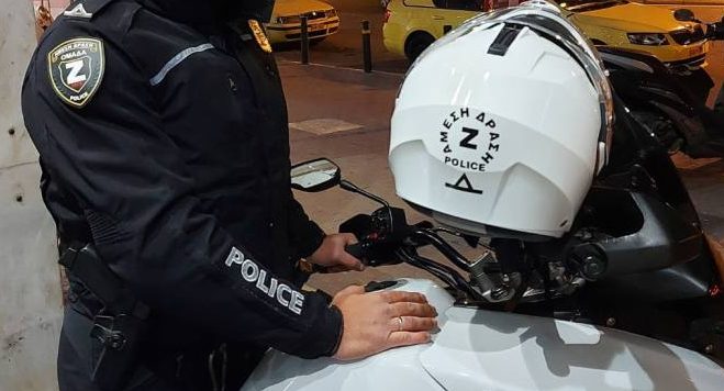 Αστυνομικός της ομάδας ΖΗΤΑ δέχθηκε επίθεση με φωτοβολίδα έξω από την πρώην ΑΣΟΕΕ