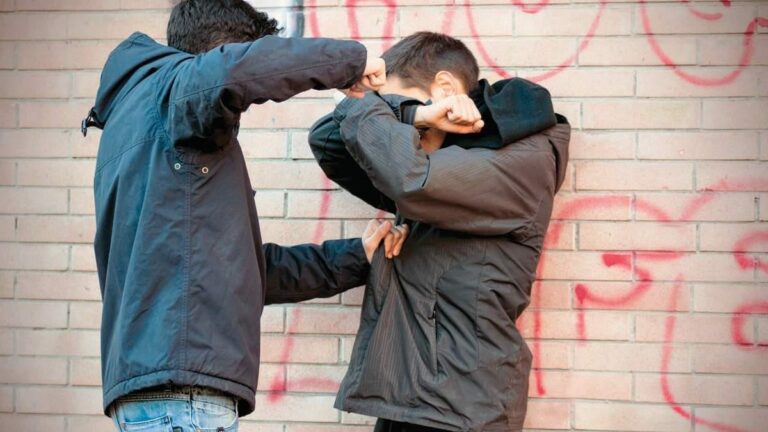 Αύξηση 7% στη βία των ανηλίκων – 33 συλλήψεις κάθε μέρα!